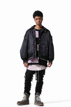 Load image into Gallery viewer, 【SAMPLE SALE】A.F ARTEFACT CUT OFF COMBI TANKER JACKET / LIGHT PADDED (BLACK×ORANGE)