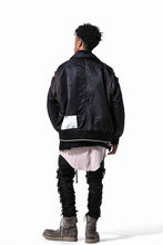 Load image into Gallery viewer, 【SAMPLE SALE】A.F ARTEFACT CUT OFF COMBI TANKER JACKET / LIGHT PADDED (BLACK×ORANGE)