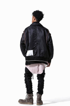 Load image into Gallery viewer, 【SAMPLE SALE】A.F ARTEFACT CUT OFF COMBI TANKER JACKET / LIGHT PADDED (BLACK×ORANGE)