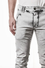 画像をギャラリービューアに読み込む, thom/krom SLIM FIT DENIM TROUSERS / ACID BLEECH - SCAR STITCH (LIGHT GREY)
