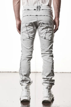 画像をギャラリービューアに読み込む, thom/krom SLIM FIT DENIM TROUSERS / ACID BLEECH - SCAR STITCH (LIGHT GREY)