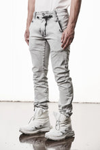 画像をギャラリービューアに読み込む, thom/krom SLIM FIT DENIM TROUSERS / ACID BLEECH - SCAR STITCH (LIGHT GREY)