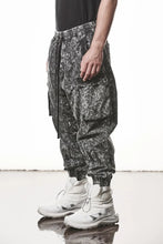 画像をギャラリービューアに読み込む, thom/krom CARGO JOGGER TROUSERS / DYED ORGANIC COTTON (BLACK MARBLE)