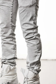 画像をギャラリービューアに読み込む, thom/krom SLIM FIT DENIM TROUSERS / ACID BLEECH - SCAR STITCH (LIGHT GREY)