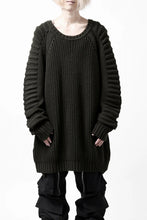 Load image into Gallery viewer, 【SAMPLE SALE】A.F ARTEFACT LOWGAUGE CABLE KNIT PULLOVER LADDER-SLEEVE (KHAKI)