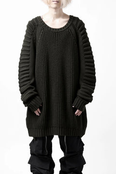 Load image into Gallery viewer, 【SAMPLE SALE】A.F ARTEFACT LOWGAUGE CABLE KNIT PULLOVER LADDER-SLEEVE (KHAKI)