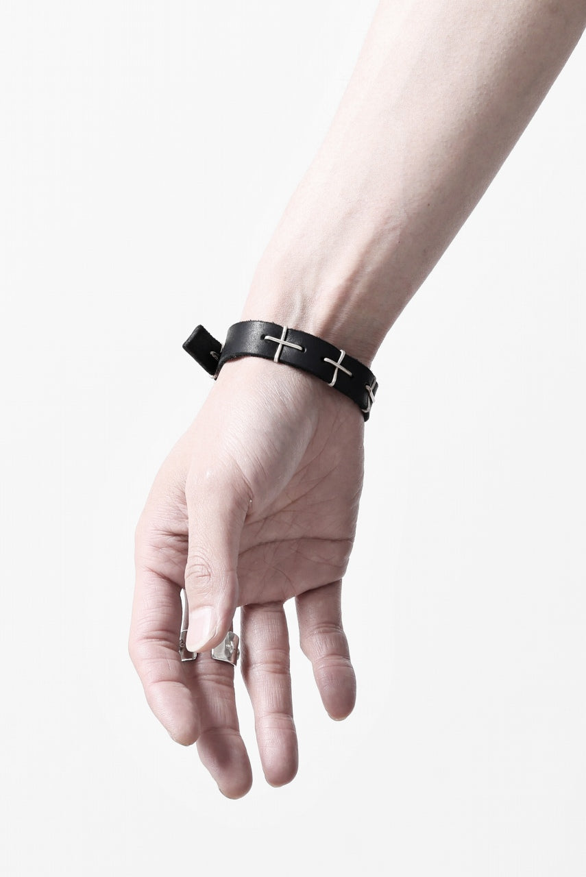 m.a+ thin silver cross studded wrist band / A-F2BL1/GR2,0 (BLACK)