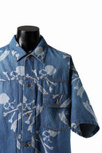 Load image into Gallery viewer, MASTERMIND WORLD ALOHA SS DENIM SHIRT (INDIGO)