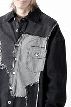 画像をギャラリービューアに読み込む, Feng Chen Wang RAW EDGE PATCHWORK DENIM SHIRT JACKET (BLACK)