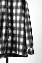Load image into Gallery viewer, 【SAMPLE】A.F ARTEFACT SNAPPED OVER SHIRT / OMBRE FLANNEL (BLACK x WHITE)