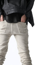 Load image into Gallery viewer, VERSUCHSKIND &quot;TIGHT&quot; COLD PIECE DYED DENIM / DEEP SAND WHITE