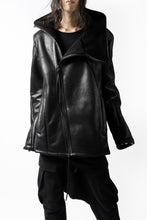 Load image into Gallery viewer, A.F ARTEFACT CURVE SEAM HOODED JACKET / SHEARLING BOA FABRIC + DOWN