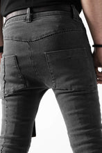 Load image into Gallery viewer, thomkrom OVER LOCKED SKINNY TROUSERS / FADE STRETCH DENIM (DARK GREY)
