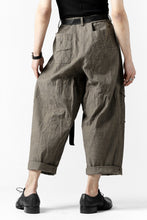 Load image into Gallery viewer, YUTA MATSUOKA cross switch cropped pants / spec dyed canvas (khaki)