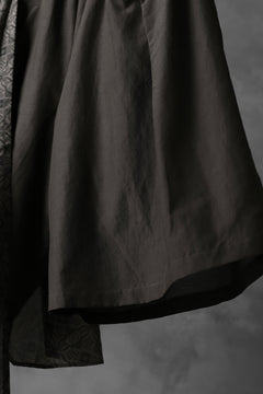 Load image into Gallery viewer, JOE CHIA BATIK SCARF SHORT PANTS (DARK BROWN)