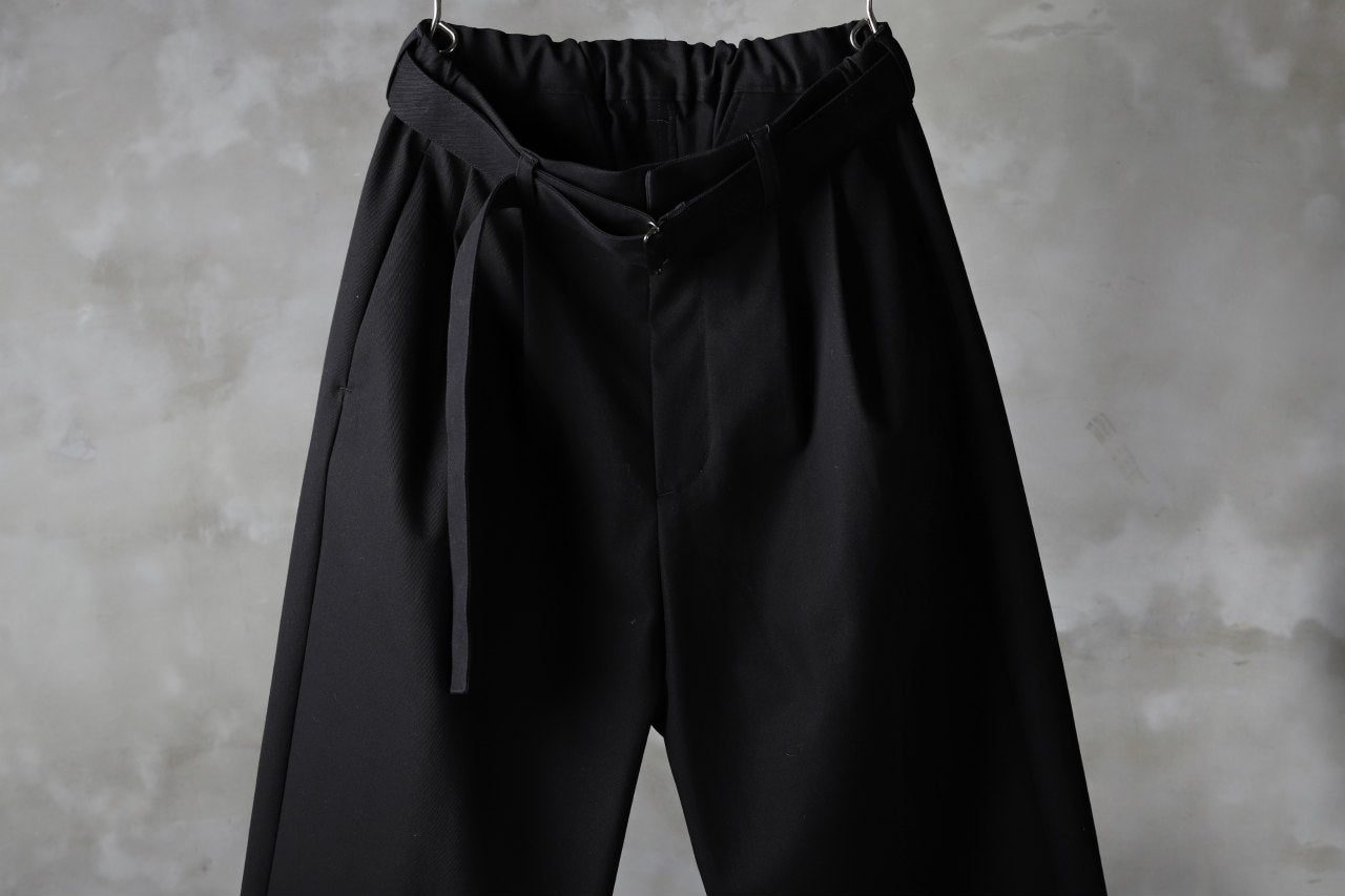 KAZUYUKI KUMAGAI Wide Tapered Trousers with Belt / Compact Strong Twill (BLACK)