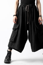 Load image into Gallery viewer, A.F ARTEFACT DRAWSTRING-HEM WIDE CARGO PANTS (BLACK)