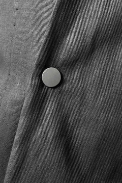 画像をギャラリービューアに読み込む, LEON EMANUEL BLANCK FORCED SHORT BLAZER JACKET with LAPEL / PLAIN STITCH / RESINATED CL-TWILL (BLACK)