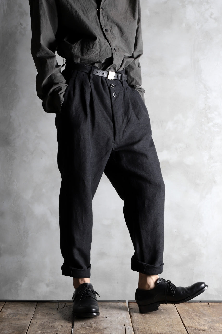 Load image into Gallery viewer, KLASICA 3TUCK TAPERED TROUSERS / RAMIE (CARBON)