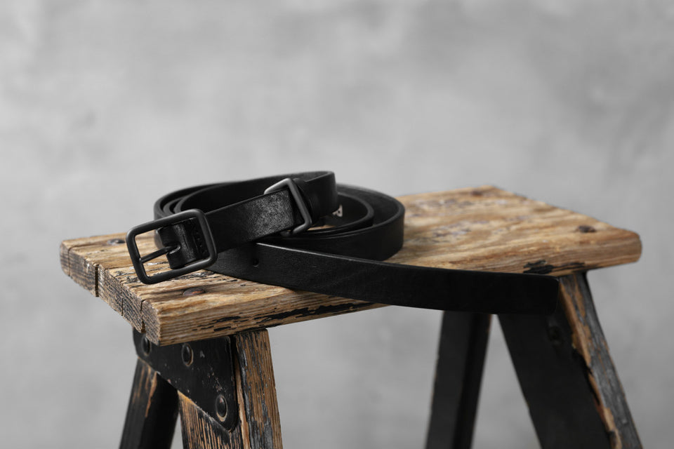 Load image into Gallery viewer, RUNDHOLZ NARROW BELT / ITALY TANNED CALFSKIN (BLACK)