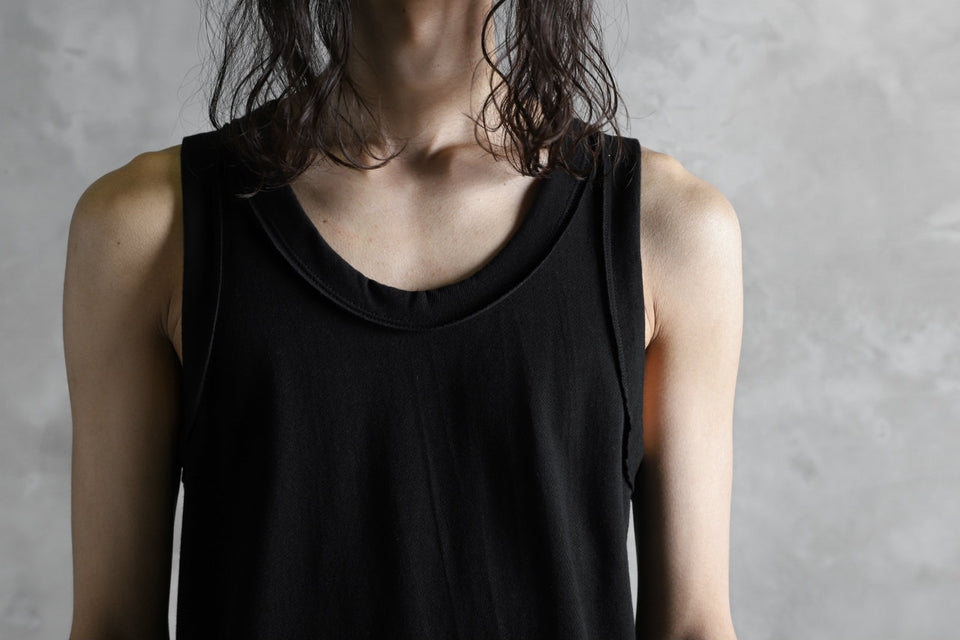 Load image into Gallery viewer, KLASICA SUD X CUT TANK TOP / DRY TWILL JERSEY (BLACK)