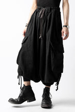 画像をギャラリービューアに読み込む, A.F ARTEFACT DRAWSTRING-HEM WIDE CARGO PANTS (BLACK)