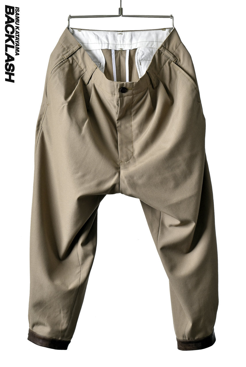 ISAMU KATAYAMA BACKLASH WIDE TUCK CROPPED TROUSERS (BEIGE)の商品