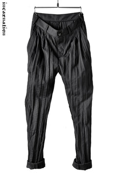 Load image into Gallery viewer, incarnation &quot;OVERLOCKED&quot; HERRINGBONE TUCK TROUSERS