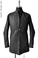 画像をギャラリービューアに読み込む, LEON EMANUEL BLANCK FORCED SHORT BLAZER JACKET with LAPEL / PLAIN STITCH / RESINATED CL-TWILL (BLACK)