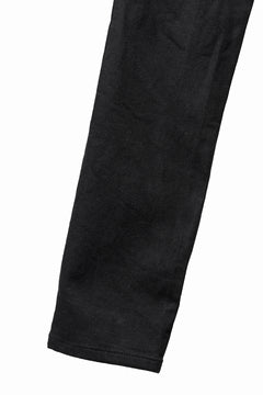 Load image into Gallery viewer, ISAMU KATAYAMA BACKLASH BLACK LEATHER KNEE PADS SLIM PANTS / &quot;京都紋付 - 漆黒染&quot; 13oz STRETCH DENIM (BLACK)