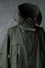 Load image into Gallery viewer, KLASICA WATER FALL MODS COAT / Ventile® UK L24 (OLIVE)