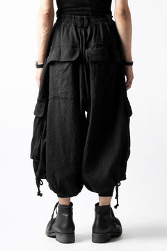 Load image into Gallery viewer, A.F ARTEFACT DRAWSTRING-HEM WIDE CARGO PANTS (BLACK)