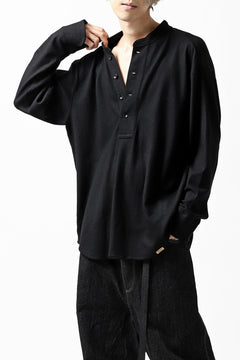 画像をギャラリービューアに読み込む, COLINA BANDED COLLAR PULLOVER SHIRT / SUPER 140s WASHABLE WOOL (BLACK)