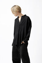 画像をギャラリービューアに読み込む, COLINA BANDED COLLAR PULLOVER SHIRT / SUPER 140s WASHABLE WOOL (BLACK)