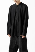 画像をギャラリービューアに読み込む, COLINA BANDED COLLAR PULLOVER SHIRT / SUPER 140s WASHABLE WOOL (BLACK)