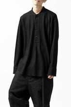 画像をギャラリービューアに読み込む, COLINA BANDED COLLAR PULLOVER SHIRT / SUPER 140s WASHABLE WOOL (BLACK)