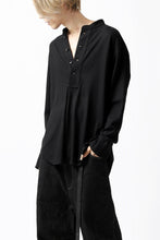 画像をギャラリービューアに読み込む, COLINA BANDED COLLAR PULLOVER SHIRT / SUPER 140s WASHABLE WOOL (BLACK)