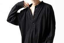 画像をギャラリービューアに読み込む, COLINA BANDED COLLAR PULLOVER SHIRT / SUPER 140s WASHABLE WOOL (BLACK)