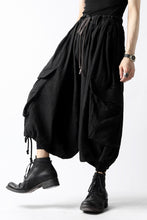 Load image into Gallery viewer, A.F ARTEFACT DRAWSTRING-HEM WIDE CARGO PANTS (BLACK)