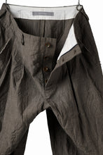 Load image into Gallery viewer, YUTA MATSUOKA cross switch cropped pants / spec dyed canvas (khaki)