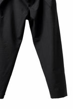 Load image into Gallery viewer, COLINA TUCK SLACKS / WASHABLE WOOL TROPICAL CLOTH (BLACK GREY)