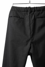 画像をギャラリービューアに読み込む, COLINA EASY TUCK PANTS / WASHABLE WOOL TROPICAL CLOTH (BLACK GREY)