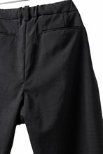 画像をギャラリービューアに読み込む, COLINA EASY TUCK PANTS / WASHABLE WOOL TROPICAL CLOTH (BLACK GREY)