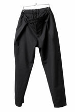 Load image into Gallery viewer, COLINA TUCK SLACKS / WASHABLE WOOL TROPICAL CLOTH (BLACK GREY)