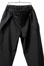 Load image into Gallery viewer, COLINA TUCK SLACKS / WASHABLE WOOL TROPICAL CLOTH (BLACK GREY)