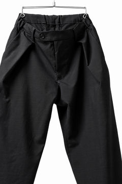 画像をギャラリービューアに読み込む, COLINA EASY TUCK PANTS / WASHABLE WOOL TROPICAL CLOTH (BLACK GREY)