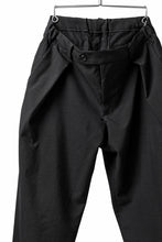 画像をギャラリービューアに読み込む, COLINA EASY TUCK PANTS / WASHABLE WOOL TROPICAL CLOTH (BLACK GREY)