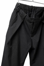 画像をギャラリービューアに読み込む, COLINA EASY TUCK PANTS / WASHABLE WOOL TROPICAL CLOTH (BLACK GREY)