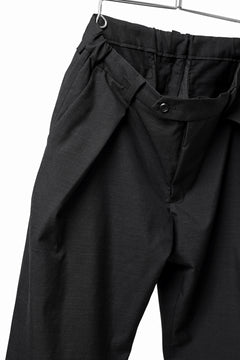 Load image into Gallery viewer, COLINA TUCK SLACKS / WASHABLE WOOL TROPICAL CLOTH (BLACK GREY)