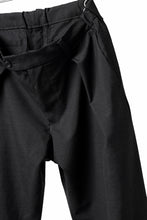 Load image into Gallery viewer, COLINA TUCK SLACKS / WASHABLE WOOL TROPICAL CLOTH (BLACK GREY)